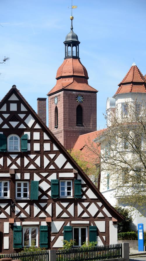 Blick auf des Zirndorfer Wahrzeichen: der Turm von St. Rochus.