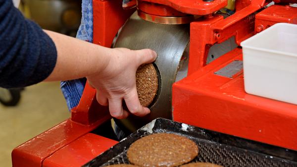 Wir haben die Lebkuchen. Die weihnachtliche Spezialität wird traditionell in und um Nürnberg hergestellt.