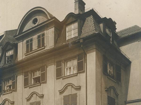 Pfarrer Kinle (im Erdgeschoss rechts), seine Mitbewohner und Gemeindemitarbeiter posieren 1922 an den Fenstern des Pfarrhauses für den Fotografen.