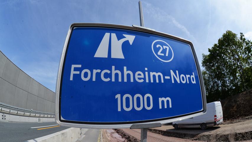 2016 wurde die neue Lärmschutzwand an der A73 Richtung Nürnberg zwischen den Anschlussstellen Forchheim-Nord und Süd errichtet. Anfang 2017 war die Gegenrichtung dran – inklusive komplett neuer Straße und Brückensanierung. Wir haben im Mai 2017 einen Rundgang auf der Großbaustelle gemacht.