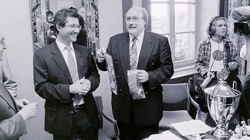 Im Inneren des Rathauses nahm Spvgg-Präsident Helmut Hack (links) von Oberbürgermeister Wilhelm Wenning eine Krawatte der Stadt Fürth entgegen. Im Gegenzug erhielt Wenning einen offiziellen Binder der SpVgg mit Vereinsemblem.