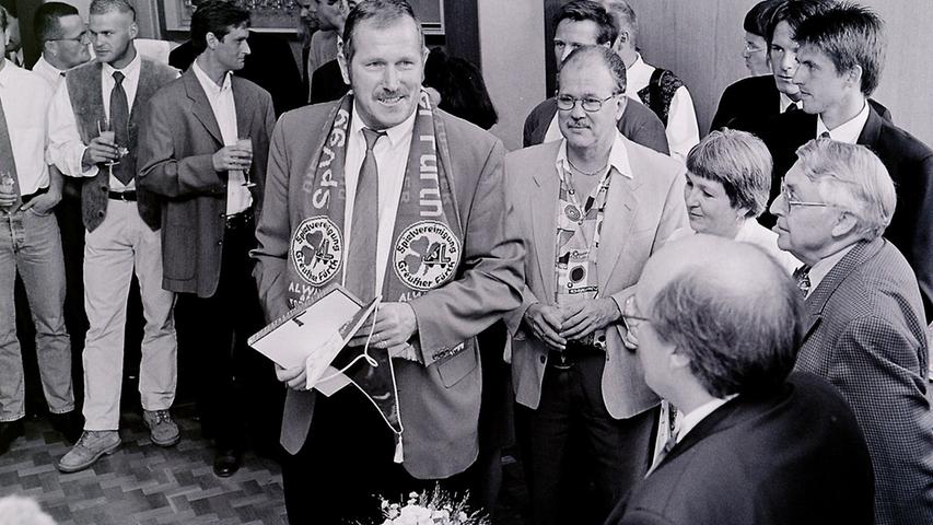 Im Anschluss wurde mit Sekt auf den Erfolg des Kleeblatts angestoßen. Ja, so war das - damals 1997, als sich der frisch fusionierte Verein im Profi-Fußball etablierte.