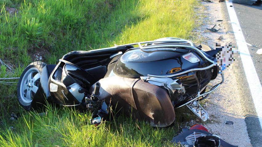 Tödlicher Unfall bei Tuchenbach: Motorradfahrer prallt gegen Auto