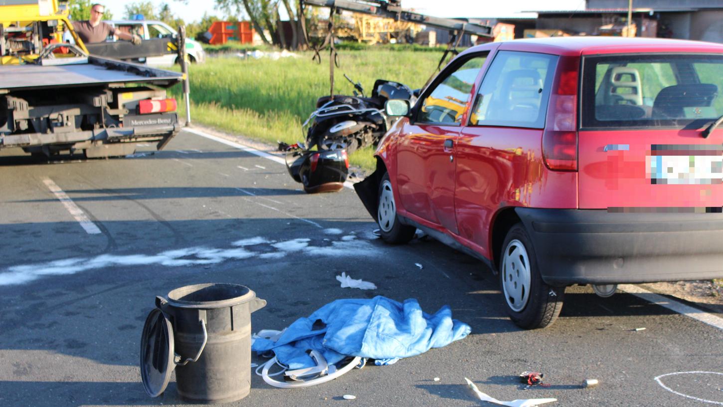 Ein Motorradfahrer ist bei einem Unfall bei Tuchenbach ums Leben gekommen.