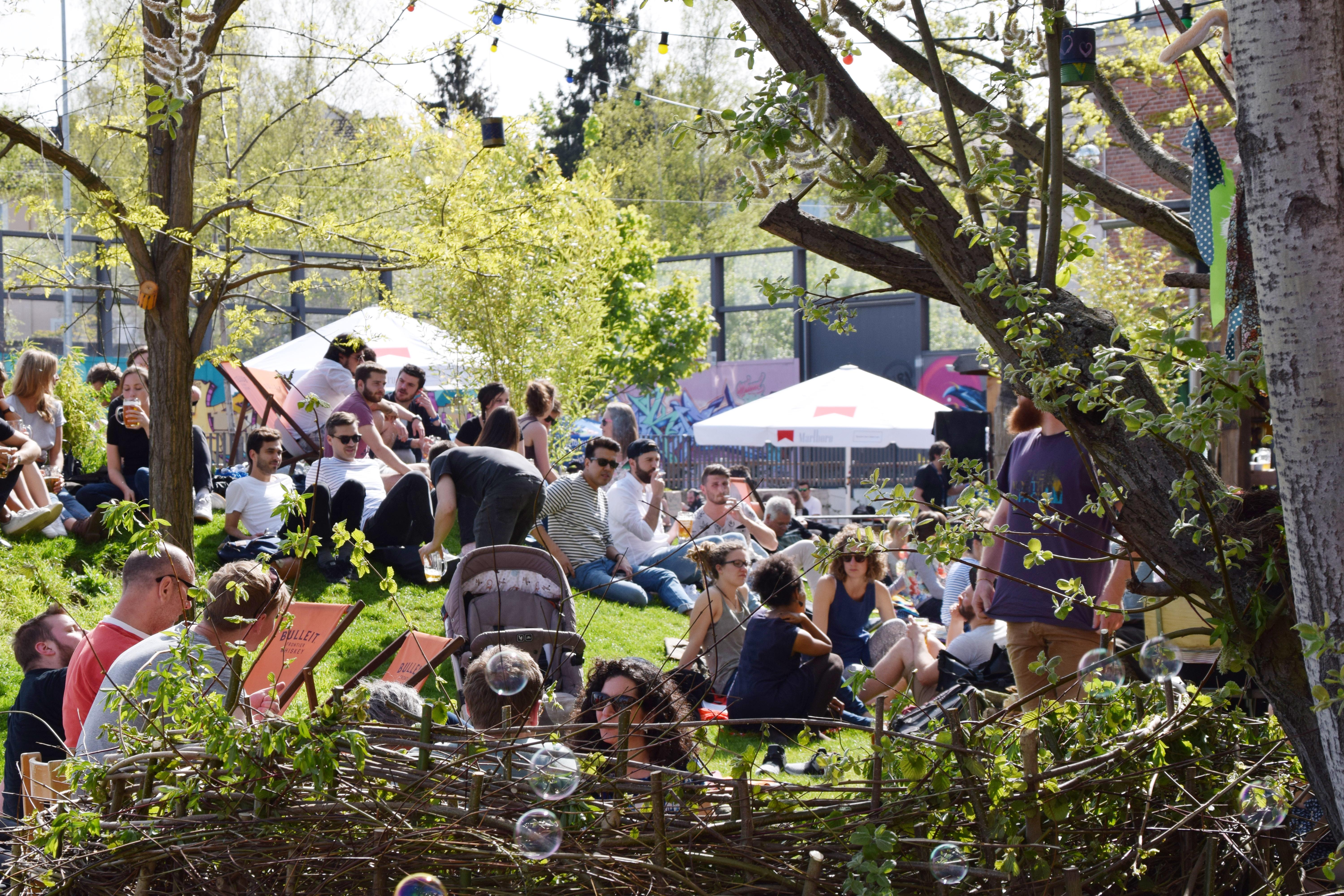 Im Süden Nürnbergs, gleich beim Kulturzentrum Z-Bau, kann man abends ein kühles Bier im Z-Bau-Biergarten genießen. Aber Achtung, Montag, Dienstag und Mittwoch ist zu.