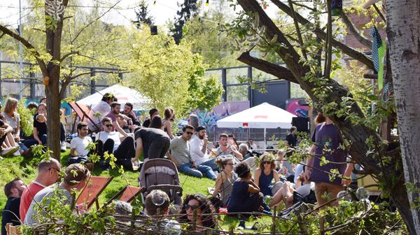 Im Süden Nürnbergs, gleich beim Kulturzentrum Z-Bau, kann man abends ein kühles Bier im Z-Bau-Biergarten genießen. Aber Achtung, Montag, Dienstag und Mittwoch ist zu.