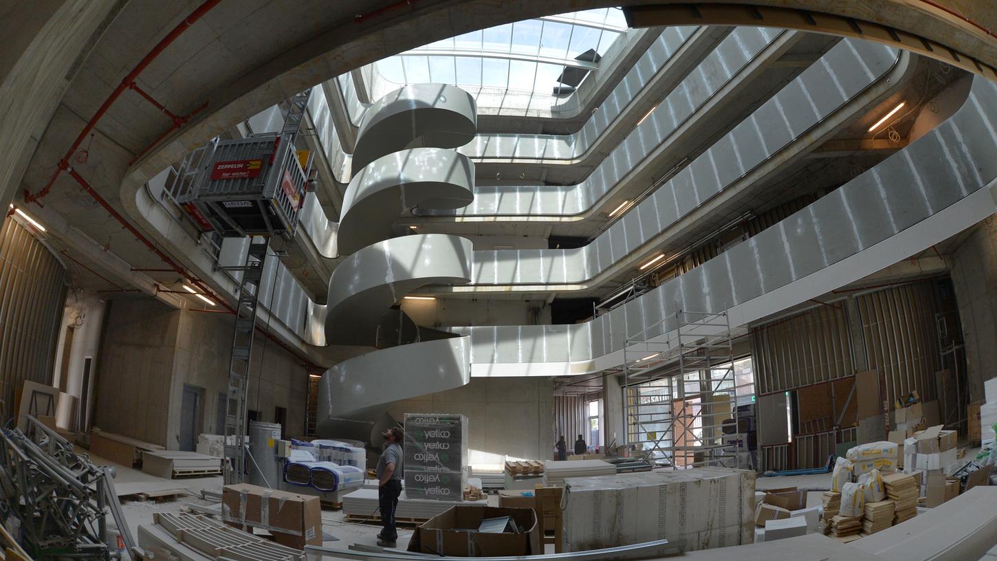 Herzstück des neuen Landratsamtes in Erlangen ist das lichtdurchflutete Atrium. Herzstück des neuen Landratsamtes in Erlangen ist das lichtdurchflutete Atrium.