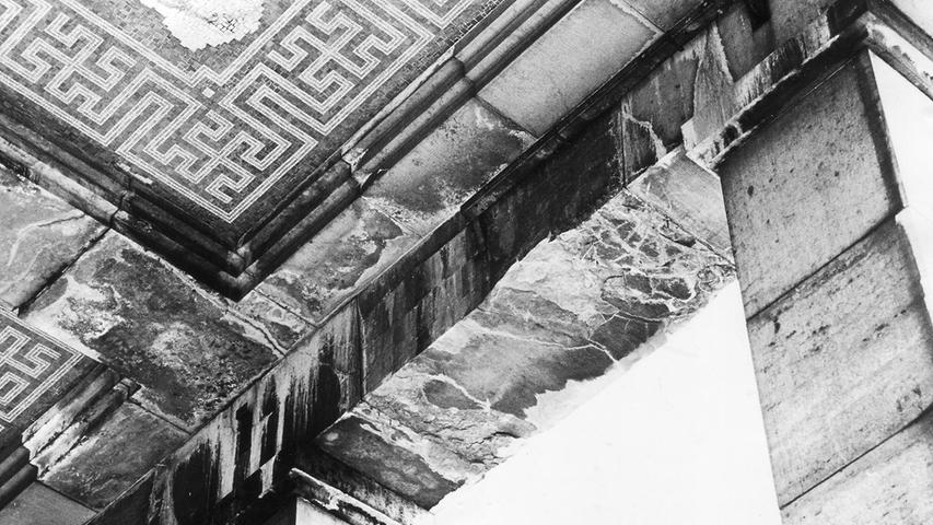 Risse im Dach der Zeppelintribüne: die ersten Teilstücke sind bereits heruntergefallen. Die Stadt handelt: die Decke mit dem Mäander-Mosaik soll sofort abgetragen werden.  Hier geht es zum Artikel vom 17. Mai 1967: Frost sprengte Decke.