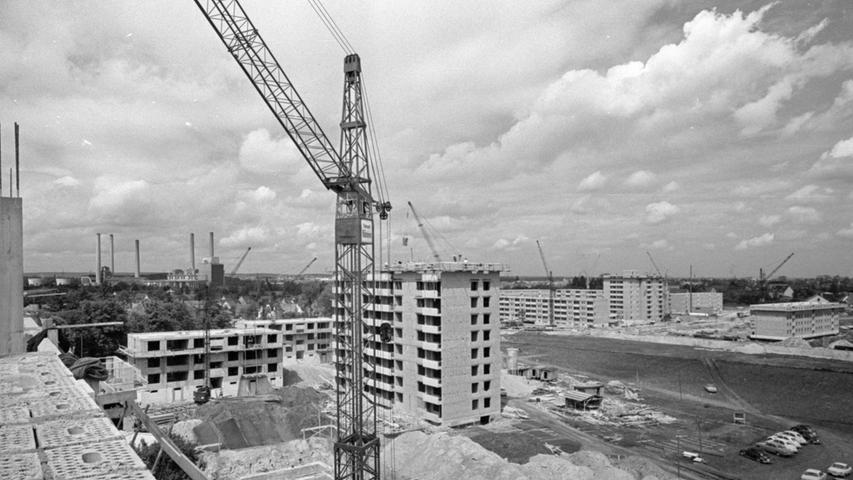 Nahe dem Dampfkraftwerk Gebersdorf (hinten die Schlote) wachsen die Gebäude in die Höhe.  Hier geht es zum Artikel vom 18. Mai 1967: Das Heim im Grünen.