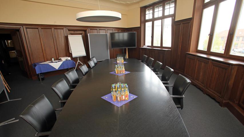 Lange, schwere Tische und zig Stühle: Die IHK hat im Loftwerk 15 Besprechungsräume.