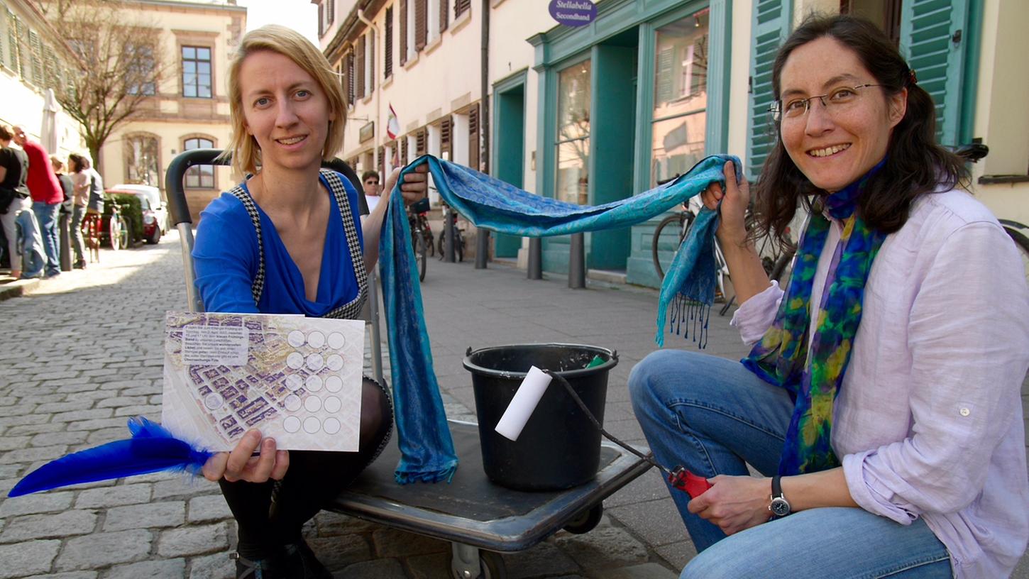 Susanne Spitz (li.) engagiert sich vielseitig, hier bei der Blaue-Band-Aktion der Innenstadthändler.