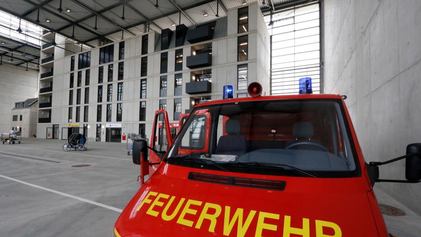 150 Einsatzszenarien können die Feuerwehrleute hier trainieren. Lehrgänge gibt es in Würzburg vor allem für die Einsatzleiter der Freiwilligen Feuerwehren in Bayern, also vor allem für Gruppen- und Zugführer.