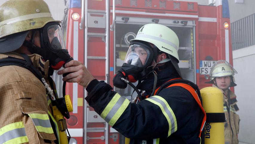 Jeder Handgriff muss sitzen bei der effektiven Brandbekämpfung. Die Feuerwehrleute müssen vor dem Einsatz auch gegenseitig überprüfen, ob der Atemschutz richtig sitzt.