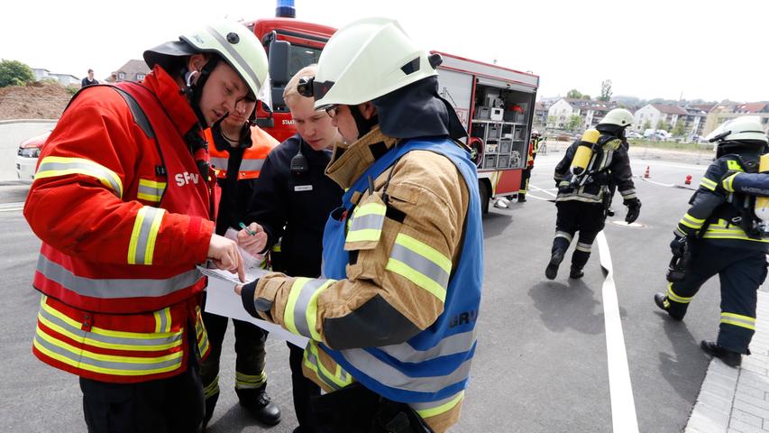 6000 Feuerwehrleute nehmen pro Jahr an den Lehrgängen in Würzburg teil. Nach den Übungen wird genau besprochen, was man künftig noch besser machen könnte. Insgesamt gibt es in Bayern rund 325.000 Feuerwehrler, die in 7884 Wehren aktiv sind.