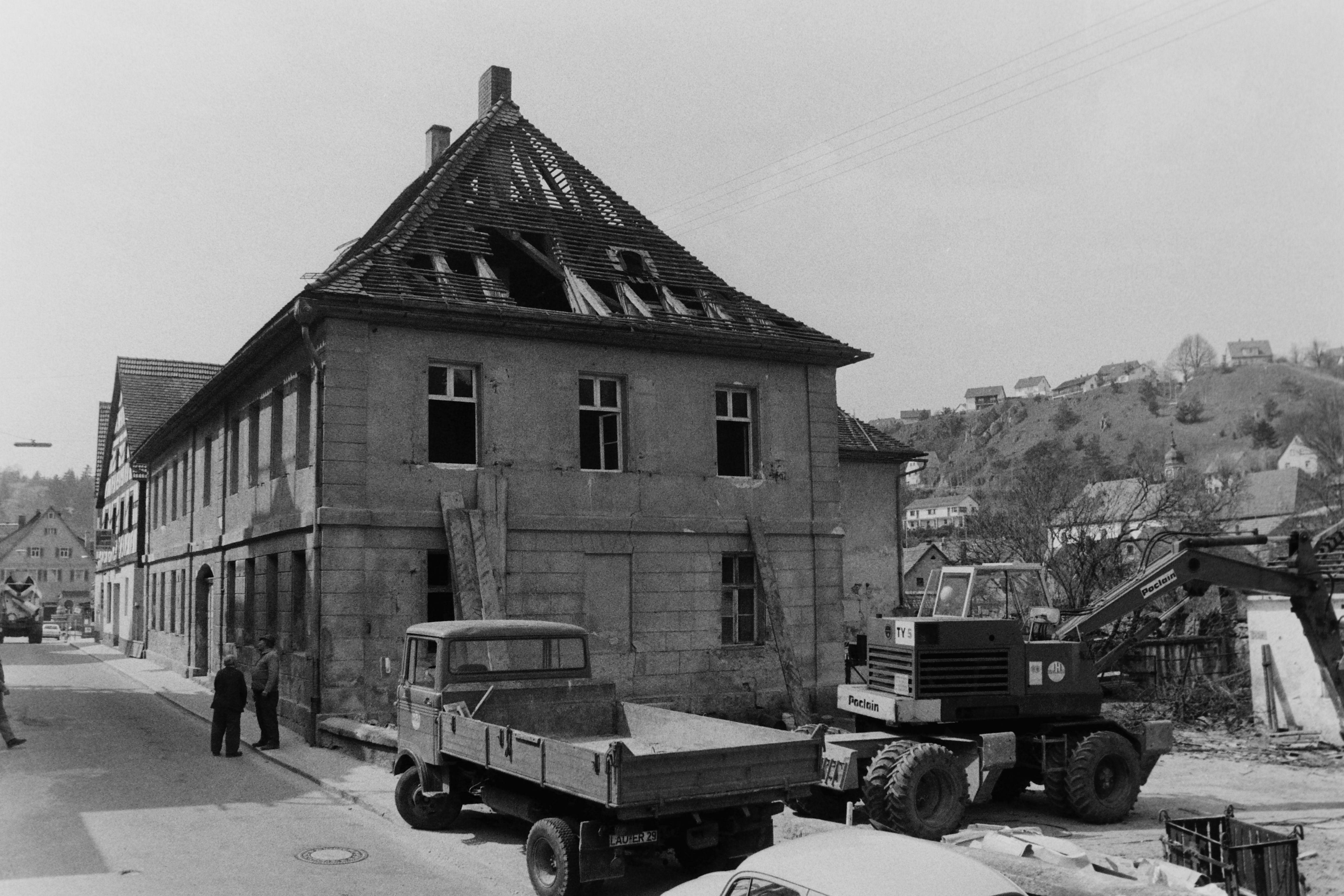 In den 1970er-Jahren wurde in Pottenstein das ehemalige Amtsgericht in der Hauptstraße abgerissen. Das altehrwürdige Gebäude musste einem Mehrzweckhaus weichen, das auch die Feuerwehr aufnehmen sollte. Bei den Abbrucharbeiten im Einsatz: Ein leichter Mercedes-Benz Lastwagen der LP-Baureihe (vorne mittig).