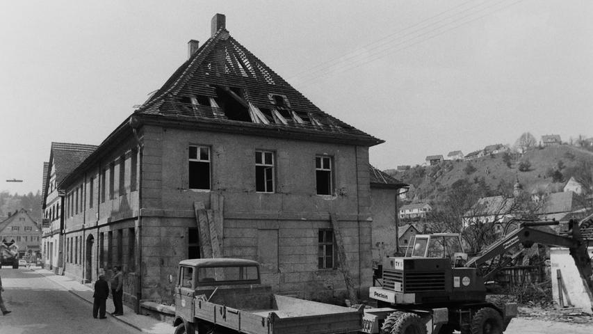 1977 wurde in Pottenstein das Gebäude des ehemaligen Amtsgerichts in der Hauptstraße abgerissen. Allerdings verzogerten sich die Arbeiten um eine Woche, weil die Ampeln der Baufirma nicht funktionierten. Das altehrwürdige Gebäude musste einem Mehrzweckhaus weichen, das auch die Feuerwehr mit aufnehmen sollte. Inzwischen hat die Feuerwehr auf der Höhe längst ein neues Domizil bezogen.