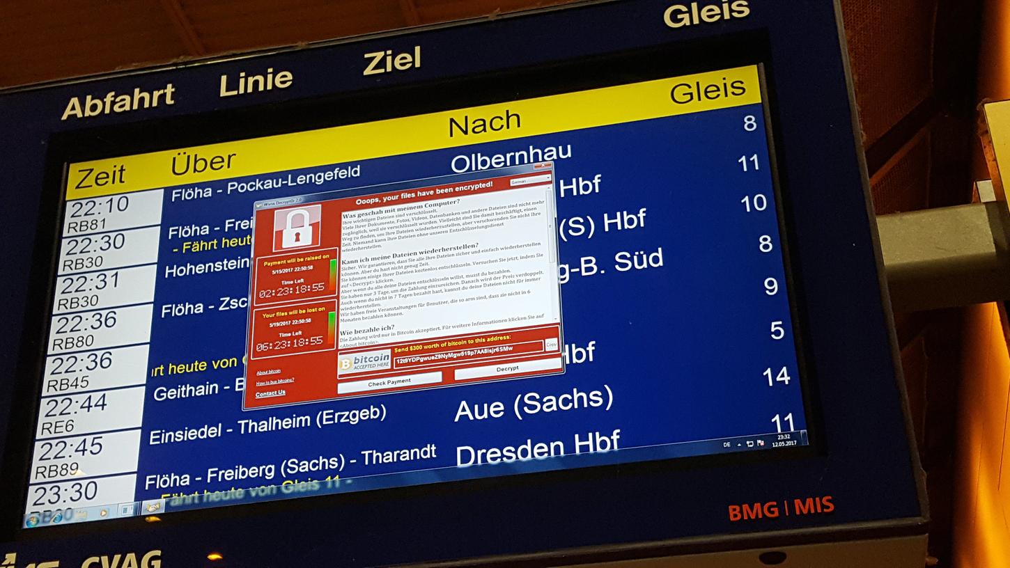 Betroffen von einer weltweiten Cyber-Attacke war am Freitag auch eine Anzeigetafel mit Abfahrtszeiten der Deutschen Bahn am Hauptbahnhof in Chemnitz (Sachsen). Betroffen von einer weltweiten Cyber-Attacke war am Freitag auch eine Anzeigetafel mit Abfahrtszeiten der Deutschen Bahn am Hauptbahnhof in Chemnitz (Sachsen).