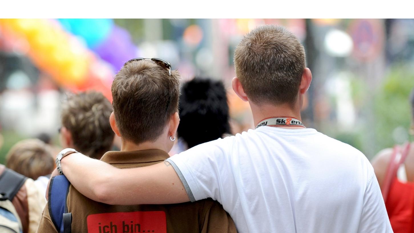 In Bayern gibt es immer weniger registrierte Straftaten gegen Homosexuelle. Doch oftmals soll das auch daran liegen, dass sich Homosexuelle bewusst vorsichtig verhalten und etwa in der Öffentlichkeit nicht Händchen halten.