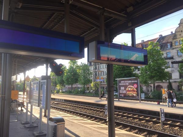 Am Fürther Hauptbahnhof kam es am Samstagabend noch zu Ausfällen an den Anzeigetafeln. Am Fürther Hauptbahnhof kam es am Samstagabend noch zu Ausfällen an den Anzeigetafeln.