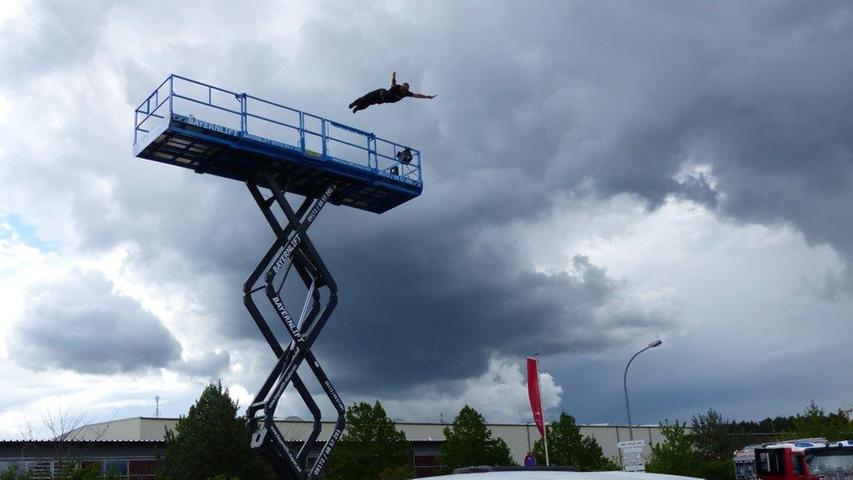 Die Jungs von VIP-Stunts aus Nürnberg sorgten mit waghalsigen Sprüngen aus 12 Metern Höhe...