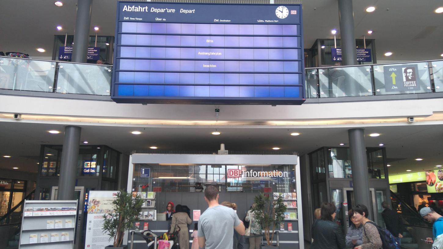 Seit der Cyber-Attacke auf die Deutsche Bahn sind die Anzeigetafeln am Nürnberger Hauptbahnhof gestört. Seit der Cyber-Attacke auf die Deutsche Bahn sind die Anzeigetafeln am Nürnberger Hauptbahnhof gestört.