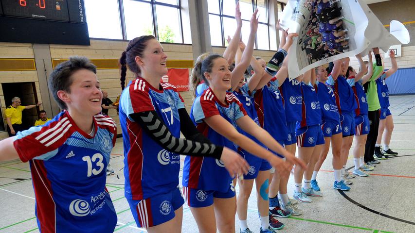 Jubel und Abschiede: Handballerinnen der TS Herzogenaurach feiern den Aufstieg