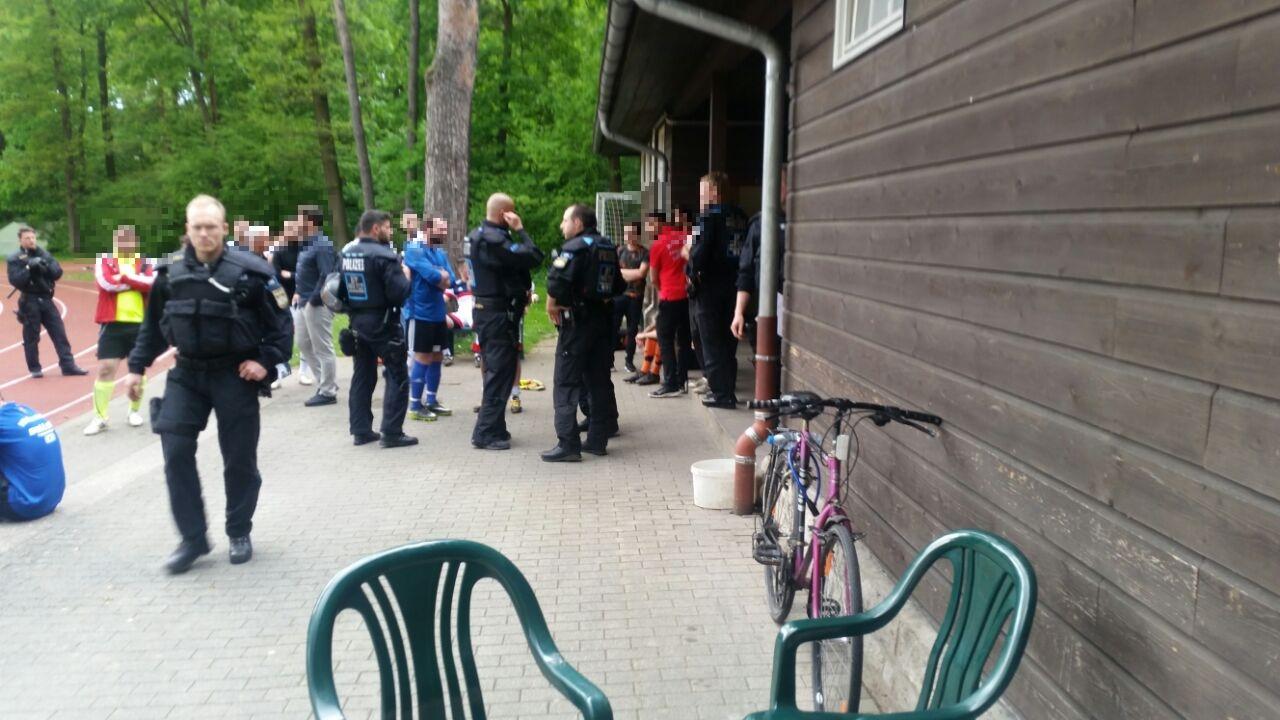 Starke Polizeikräfte waren nötig, um die Lage bei einem Amateurfußballspiel zwischen Türk Genc und Moorenbrunn zu beruhigen. Starke Polizeikräfte waren nötig, um die Lage bei einem Amateurfußballspiel zwischen Türk Genc und Moorenbrunn zu beruhigen.