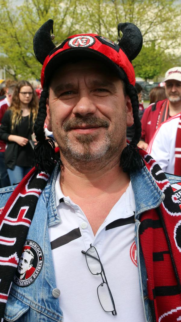 "Mir hätte "Frankenstadion" zwar deutlich besser gefallen, aber Max Morlock ist für mich auch absolut okay. Ich bin allerdings der Ansicht, dass die meisten hier mit diesem Namen gar nichts mehr anfangen können. Das ist einfach zu lange her. Und davon einmal abgesehen, ich gehe seit 20 Jahren zum Club, irgendwann stumpft man in dieser ganzen Debatte um den Stadionnamen einfach ab, und mir ist es mittlerweile vollkommen egal, wie diese Spielstätte heißt. Die Hauptsache ist doch, dass der Club erfolgreich ist."