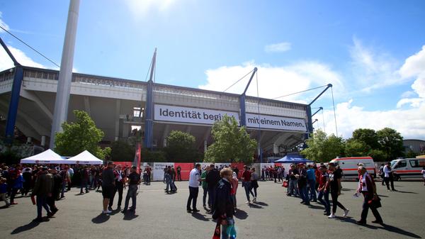 Die einen freut's, den anderen ist es eigentlich relativ egal: Ab der kommenden Saison wird das Nürnberger Stadion den Namen "Max Morlock" tragen. Wir haben vor dem Heimspiel des 1. FC Nürnberg bei den Fans nachgefragt, was sie davon halten.