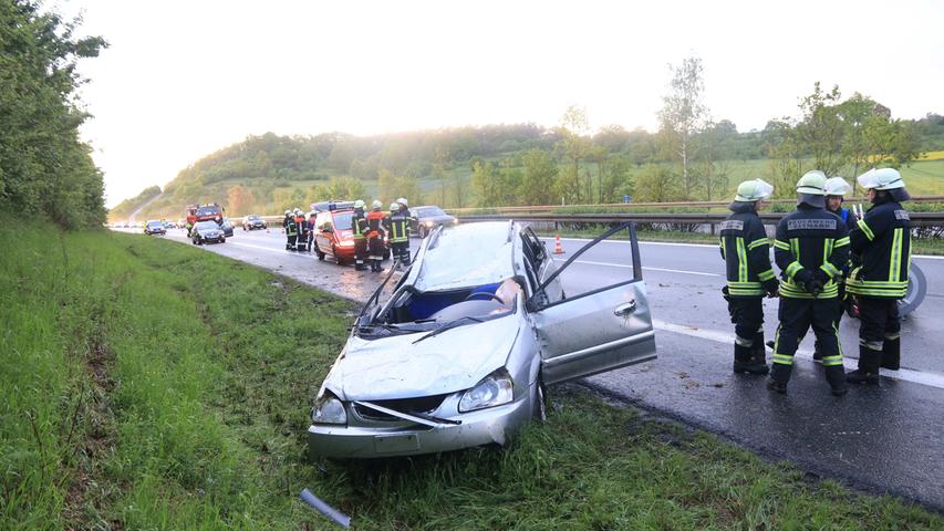 Unfall auf A70: Fahrer lässt Ehefrau eingeklemmt in Wrack zurück