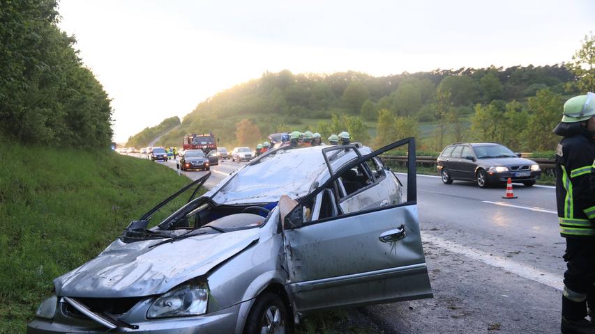 Unfall auf A70: Fahrer lässt Ehefrau eingeklemmt in Wrack zurück