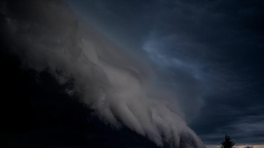 Sieht so das Ende aus? Gruselige Riesen-Wolke überrollt Franken