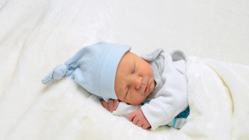 Der kleine Lukas kam am 6. Mai auf die Welt und wog 3480 Gramm.