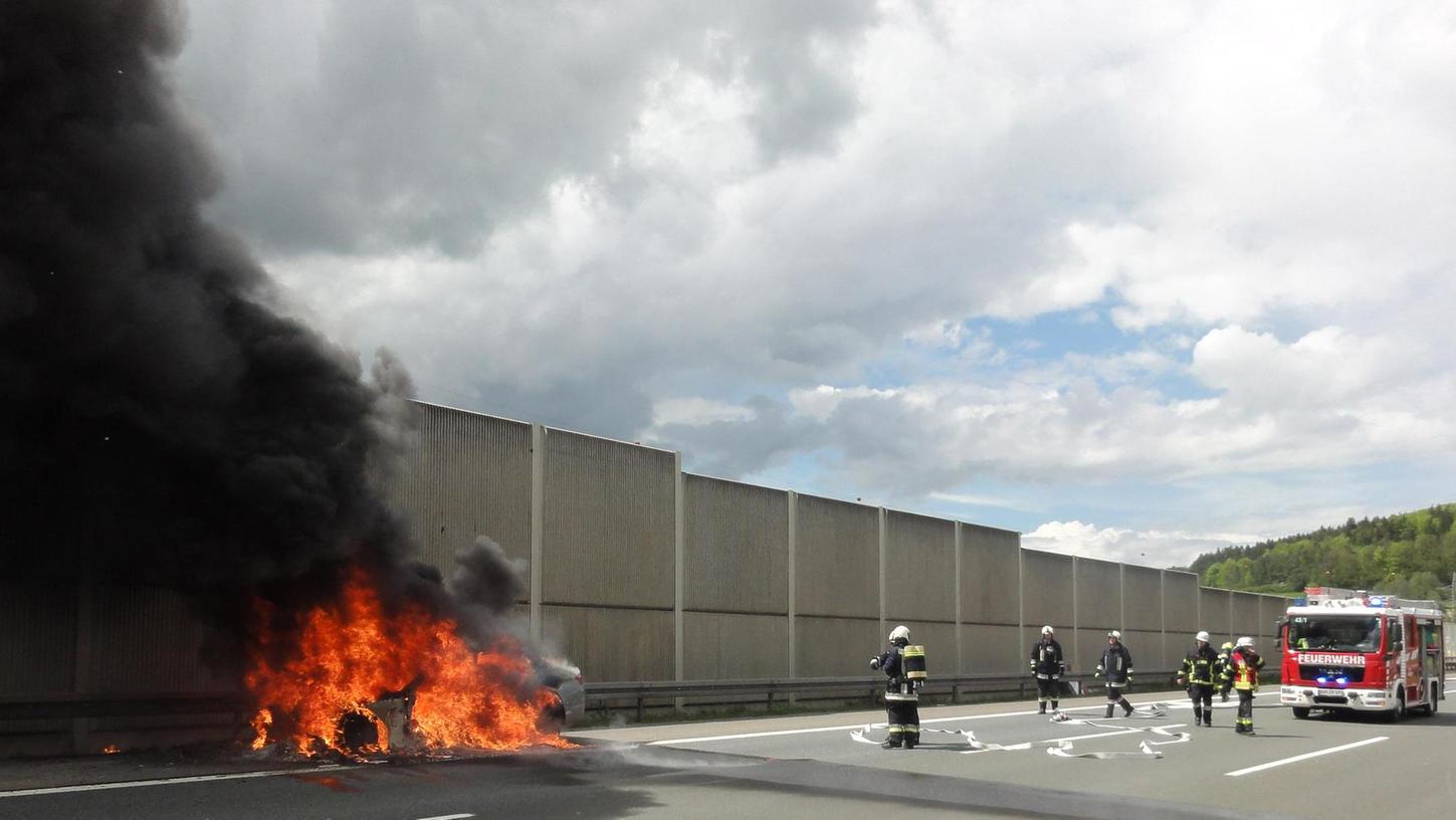 A9 bei Greding: BMW brannte komplett aus