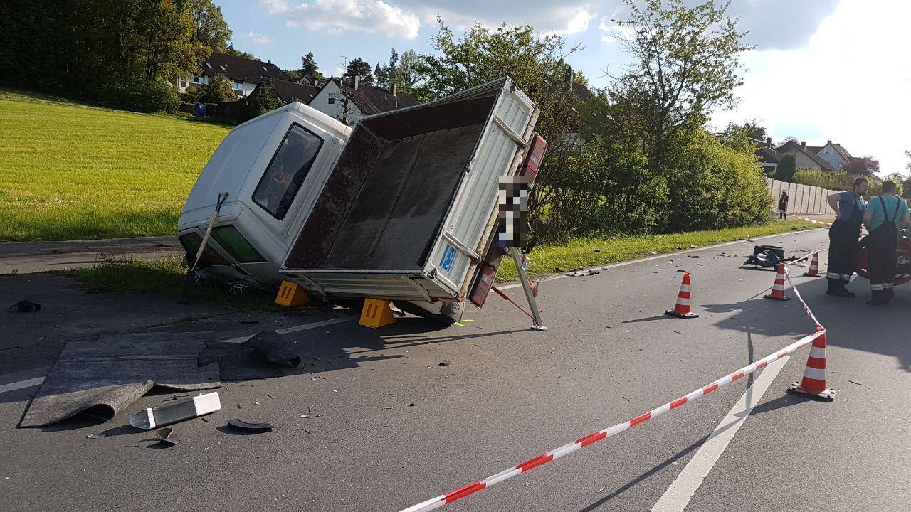 Leichte Verletzungen haben sich zwei Autofahrer bei einem Unfall auf der Staatsstraße zwischen Langenzenn und Wilhermsdorf zugezogen.