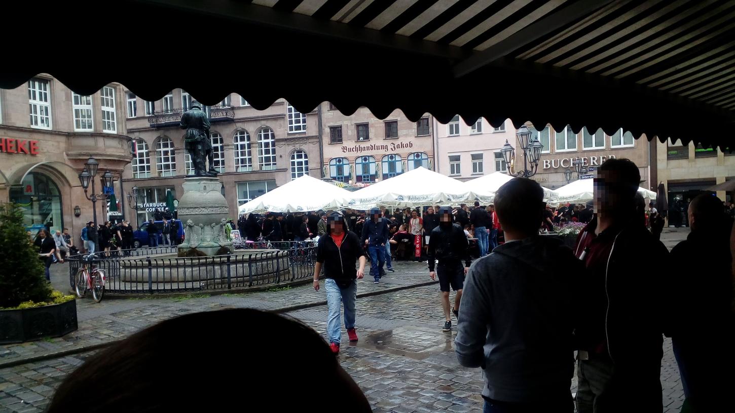 Plötzlich ging alles ganz schnell: Düsseldorf-Anhänger stürmten am Sonntag das Café Mohr.