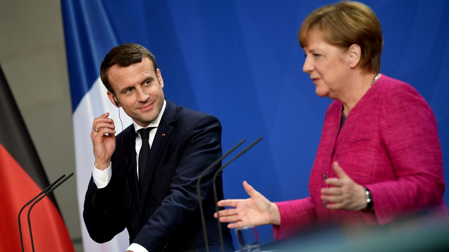 Bundeskanzlerin Angela Merkel (CDU) und der französische Präsident Emmanuel Macron geben eine gemeinsame Pressekonferenz in Berlin.