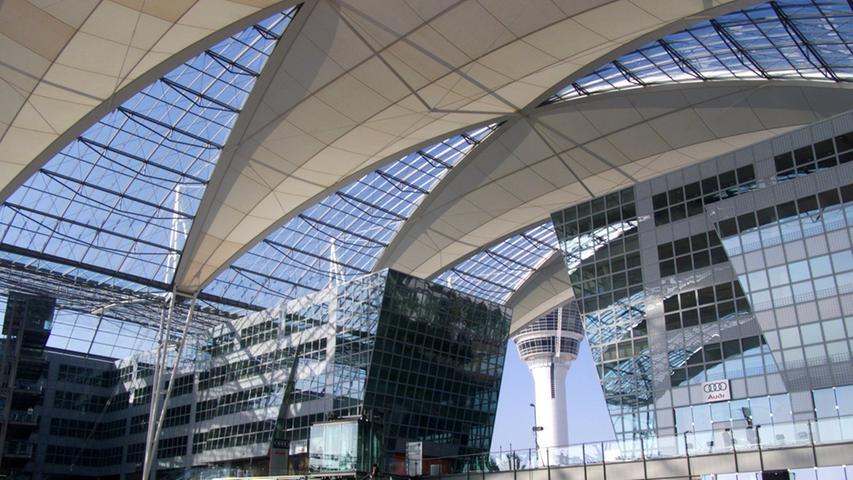 Eines der Highlights: das Munich Airport Center, das 1999 eröffnet wurde. Nach drei Jahren Bauzeit und 220 Millionen Mark Investitionssumme bietet das Gebäude heute Platz für Läden, Büroflächen und Konferenzräume.