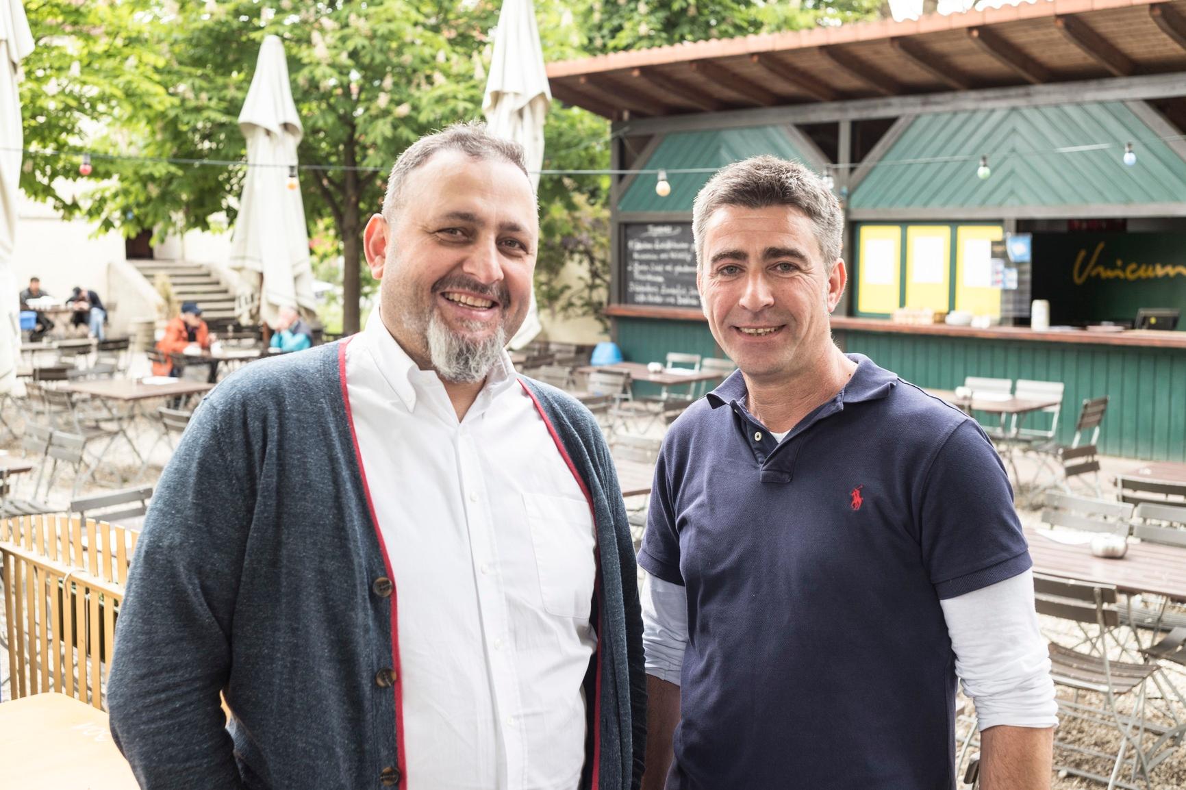 Das Unicum in Erlangen ist jeden Sommer ein Besuchermagnet. - Hier findet man fast immer einen Platz: Rund 100 Tische laden zum Verweilen ein. - Super mit dem Fahrrad, aber auch mit dem Auto zu erreichen. - Die Kinder können sich auf dem Spielplatz austoben. - Neben fränkischen Klassikern finden sich auch mexikanische und amerikanische Gerichte auf der Speisekarte