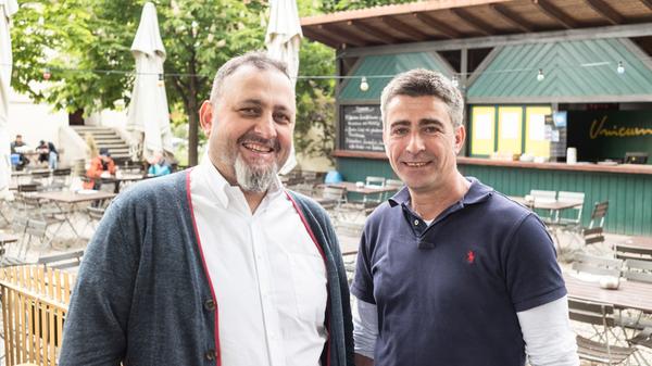 Das Unicum in Erlangen ist jeden Sommer ein Besuchermagnet. - Hier findet man fast immer einen Platz: Rund 100 Tische laden zum Verweilen ein. - Super mit dem Fahrrad, aber auch mit dem Auto zu erreichen. - Die Kinder können sich auf dem Spielplatz austoben. - Neben fränkischen Klassikern finden sich auch mexikanische und amerikanische Gerichte auf der Speisekarte