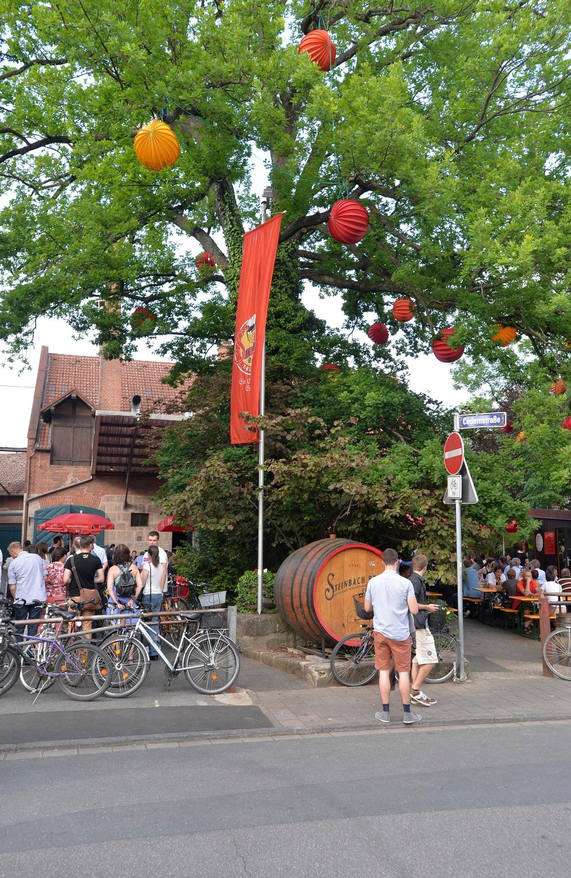 Die Steinbach-Bräu in Erlangen besticht durch Innenstadtlage und - natürlich - original Bergkirchweihbier. - Lauschiges Plätzchen unter großen Bäumen mitten im Zentrum: Dieser Biergarten ist beliebt, hat aber daher nicht immer Platz für jeden. - Aufgetischt werden leckere Bier-Spezialitäten aus dem eigenen Haus und fränkische kulinarische Köstlichkeiten. - Besonders schön ist die Beleuchtung durch Lampions. - Die Brauerei hat sogar ein eigenes Biermuseum und bietet Führungen an.