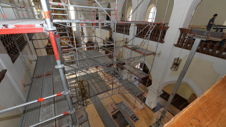 Eine große Baustelle ist die Kirche Sankt Georg derzeit. Hier das eingerüstete Kirchenschiff.