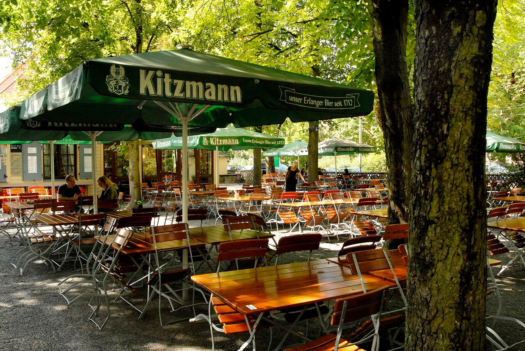 Mitten in einem Wohngebiet in Erlangen liegt der Biergarten am Röthelheim - dementsprechend ruhig und entspannt geht es dort auch zu. - Ruhig, schattig, familiär: Hier kann man bestens dem städtischen Trubel entfliehen. - Aufgetischt wird herzhaft-fränkisches Essen. - Im Garten ist Selbstbedienung angesagt.