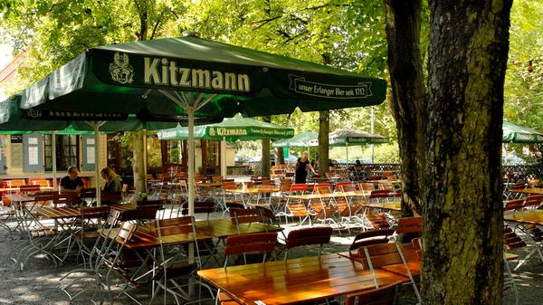 Mitten in einem Wohngebiet in Erlangen liegt der Biergarten am Röthelheim - dementsprechend ruhig und entspannt geht es dort auch zu. - Ruhig, schattig, familiär: Hier kann man bestens dem städtischen Trubel entfliehen. - Aufgetischt wird herzhaft-fränkisches Essen. - Im Garten ist Selbstbedienung angesagt.
