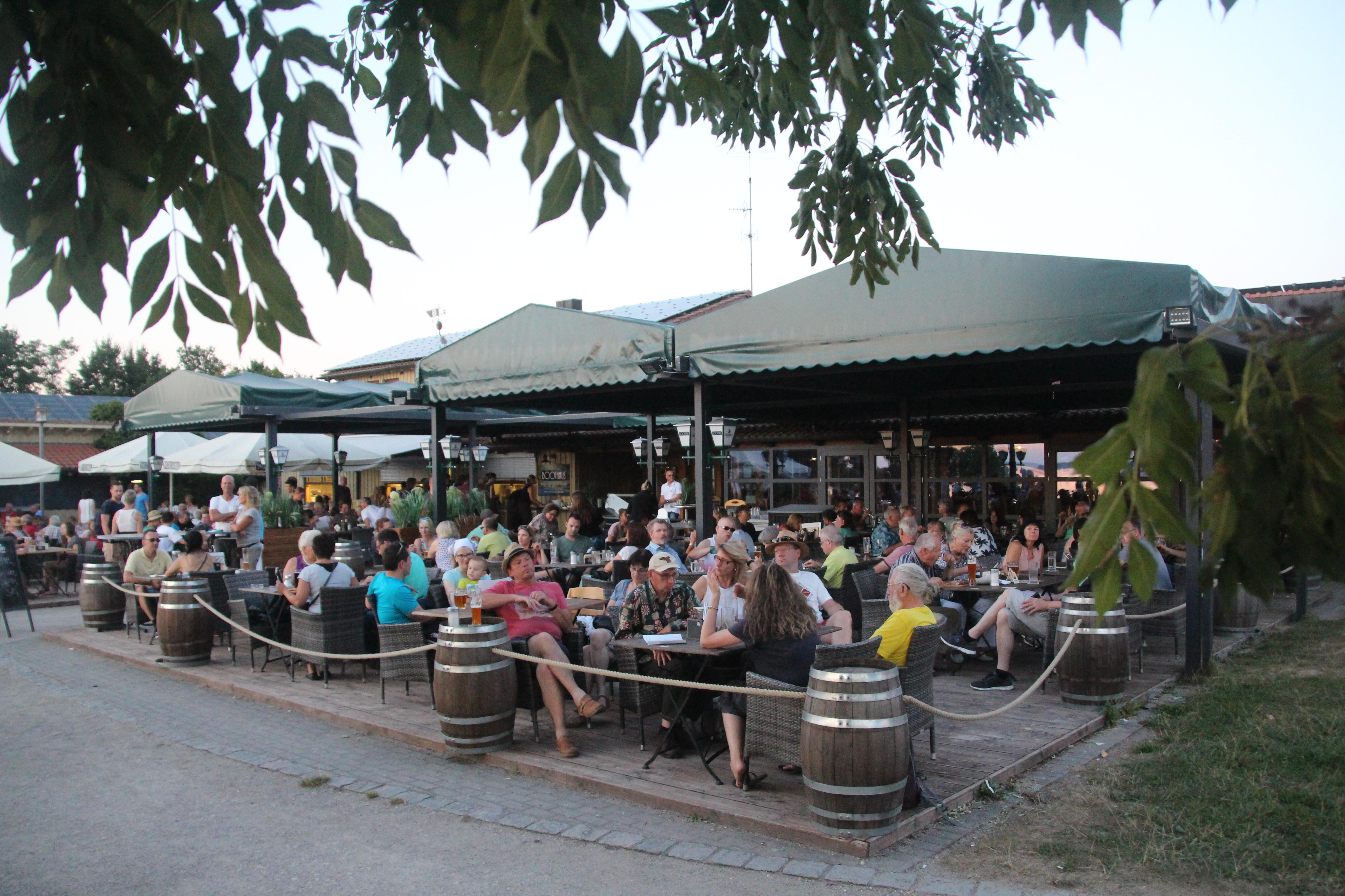 Das Bootshaus in Gunzenhausen liegt direkt am schönen Altmühlsee. Hier kann man wunderschöne Sonnenuntergänge bestaunen - und das nicht nur zum großen Altmühlsee-Festival, wenn gefühlt der halbe See ein einziger Biergarten ist.