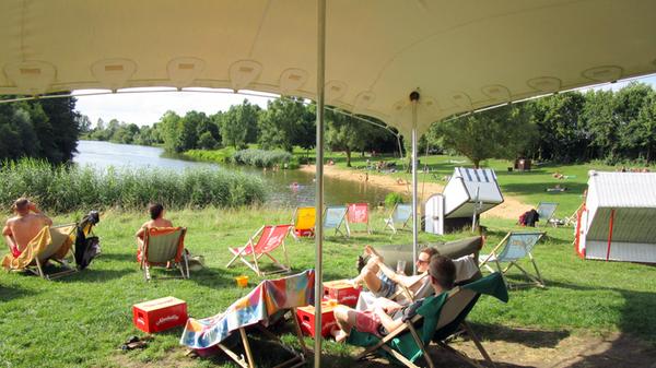 Am Altmühlzuleiter nahe Ornbau-Gern liegt der schöne Biergarten "An der Insel". Liegestühle, Strandkörbe und Beach-Flair - hier ist Abschalten pur angesagt!