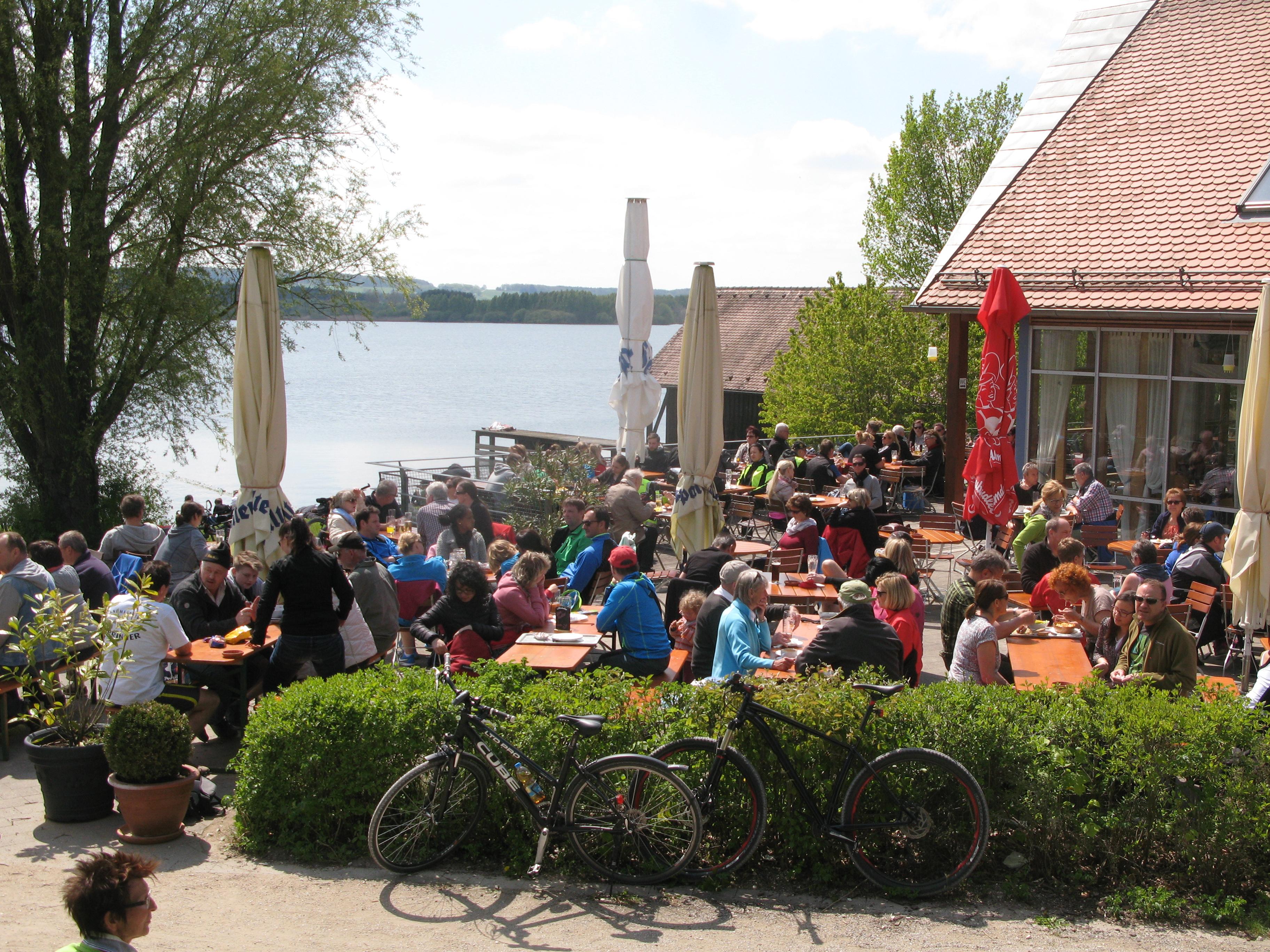 Am kleinen Brombachsee, nahe des Damms zum Großen Brombachsee, liegt die Seeklause. Hier gibt es heißgeräuchterte Forellen und Platz für 200 Personen.