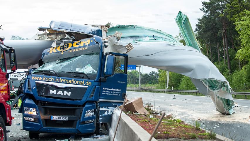  Unfall bei Bielefeld: Windradflügel schlitzt Lkw-Führerhaus auf