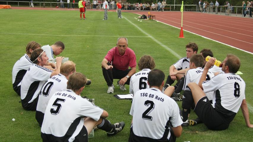 2008, Besprechung in der Halbzeitpause mit Trainer Jürgen Wellert. Die TSG spielte damals auf der Kreissportanlage. Beides, der Trainer und das heimatlose Jahr, haben Kerschbaum (Nr. 5) geprägt.