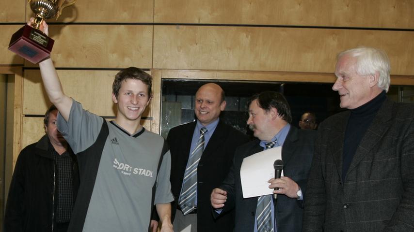 TSG und TSV waren früher bei den Hallenkreismeisterschaften gut unterwegs. René Kerschbaum wird 2006 als Toschützenkönig ausgezeichnet.